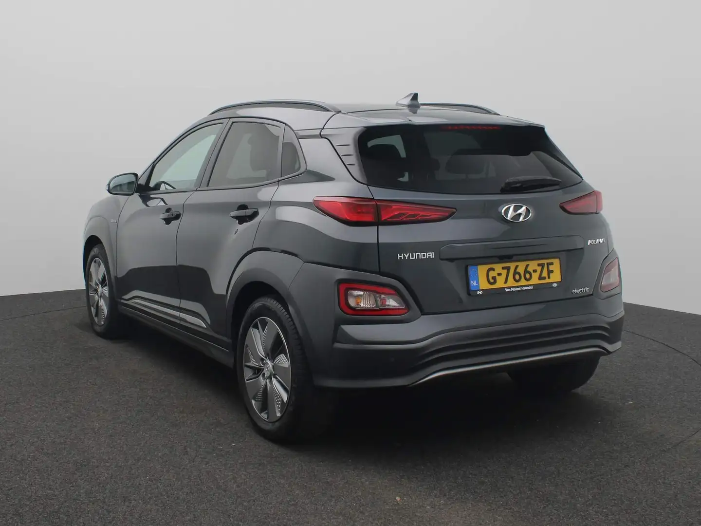 Hyundai KONA EV Premium 64 kWh | Airco | Navigatie | Achteruitr Grijs - 2
