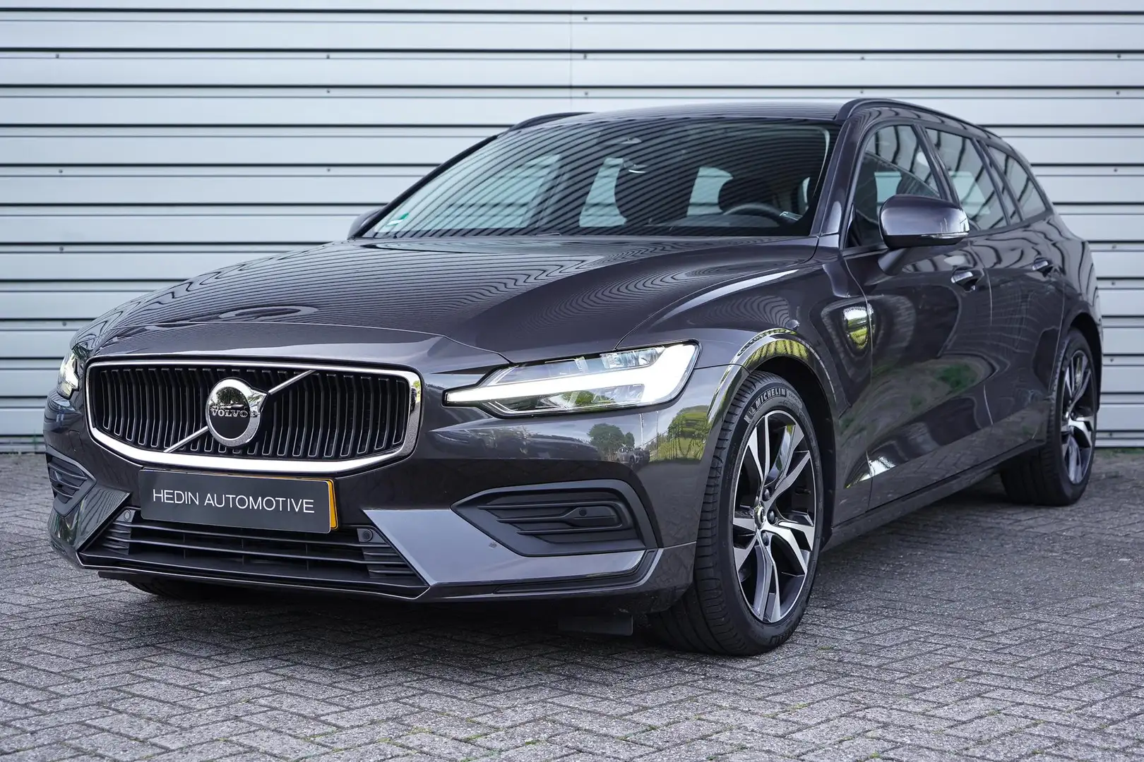 Volvo V60 B3 Essential Edition Mild Hybride 163pk automaat G Grijs - 1