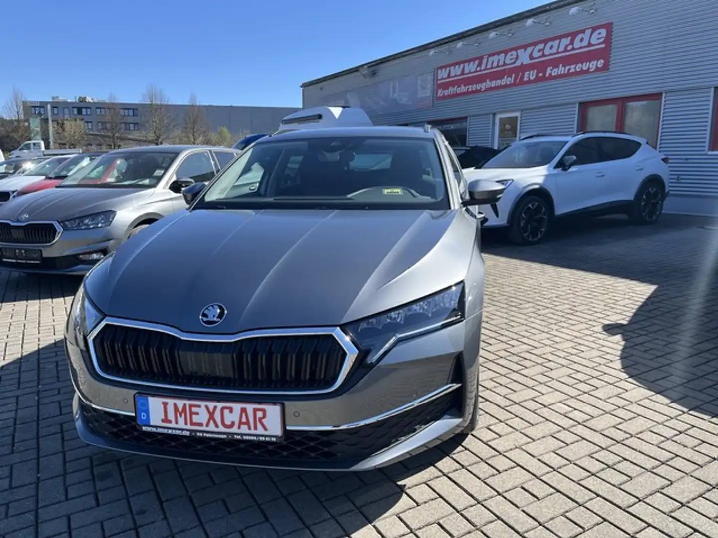 Skoda Octavia 1,5 TSI DSG Selection Combi + AHK + LED + Kamera + Gris - 1