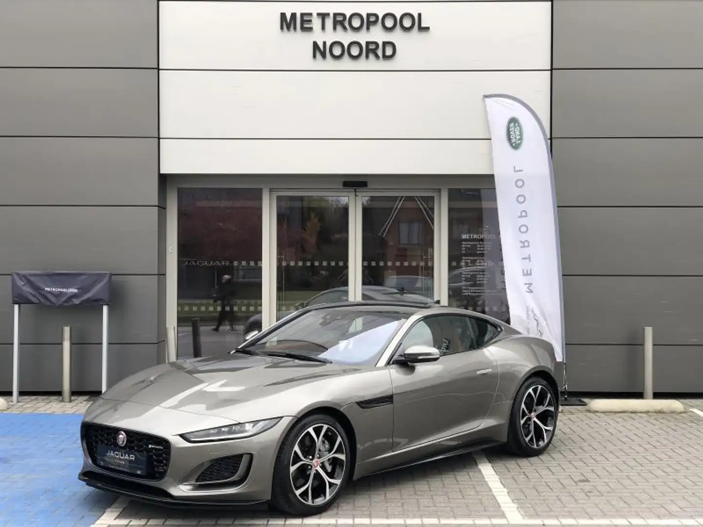 Jaguar F-Type Coupé P300 R-Dynamic bež - 2