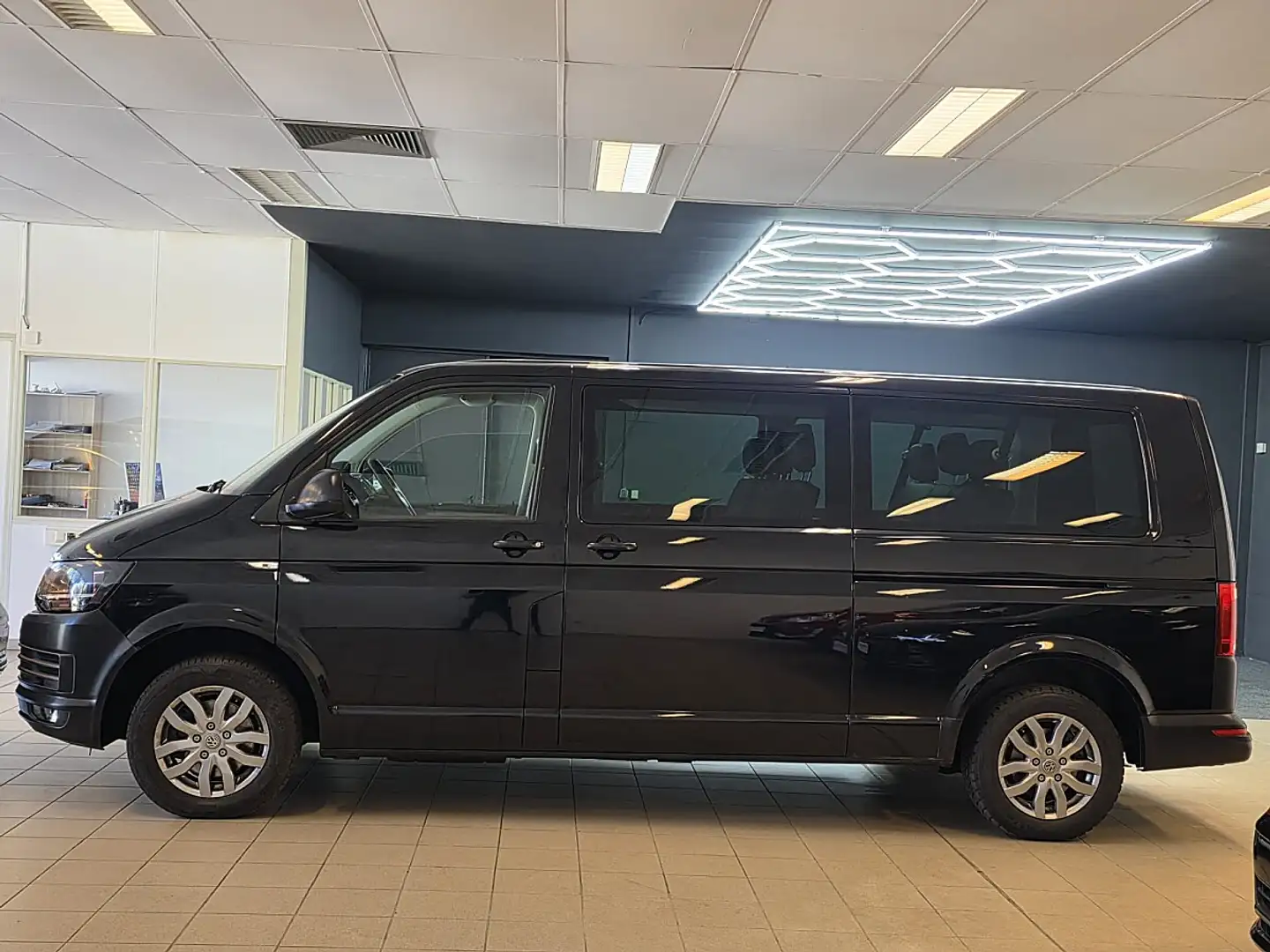 Volkswagen T6 Kombi LR 2,0 TDI 4Motion BMT Schwarz - 2