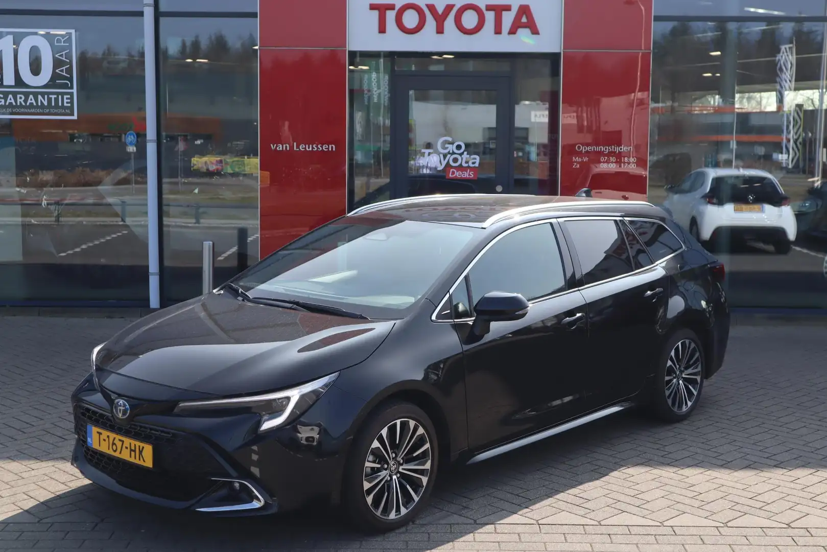 Toyota Corolla Touring Sports 1.8 HYBRID FIRST EDITION LED HALF-L Zwart - 1