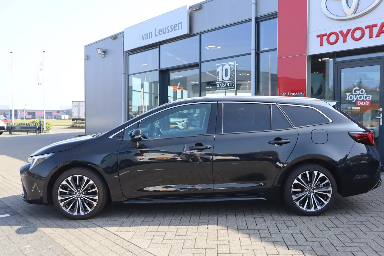 Toyota Corolla Touring Sports 1.8 HYBRID FIRST EDITION LED HALF-L Zwart - 2