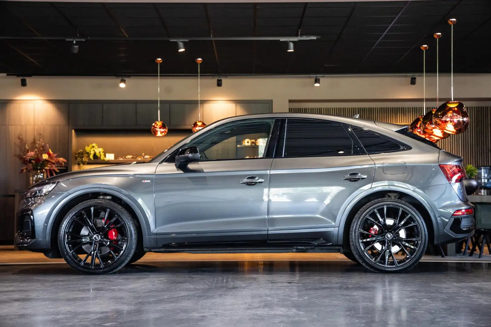 Audi Q5 Sportback 55 TFSI e S edition Competition, 367 PK, Gris - 2