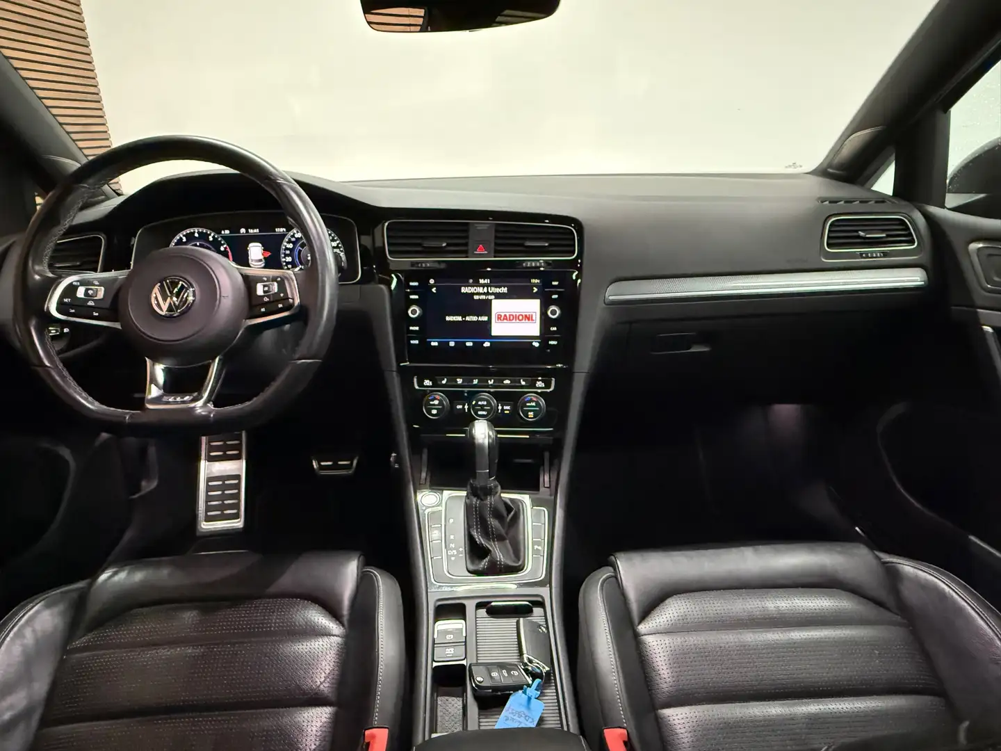 Volkswagen Golf 1.5 TSI Highline Business R LEDER / PANO / LED / C Grijs - 2