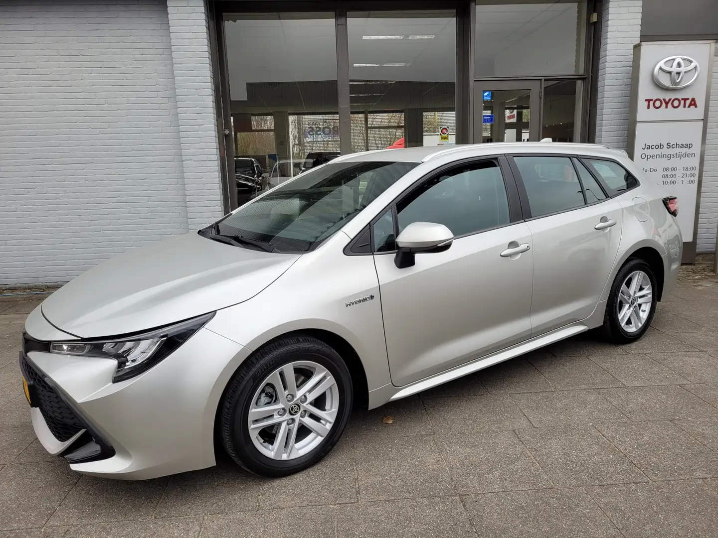 Toyota Corolla Touring Sports 1.8 Hybrid Active Automaat van 1e e Gris - 1