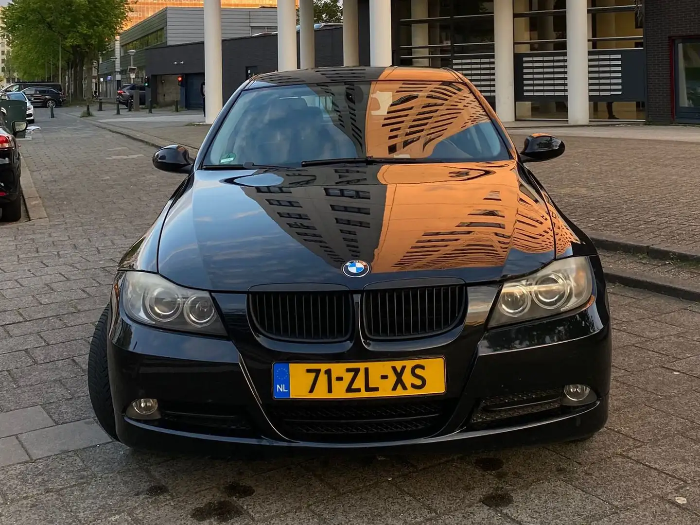 BMW 320 320i Business Line Zwart - 2