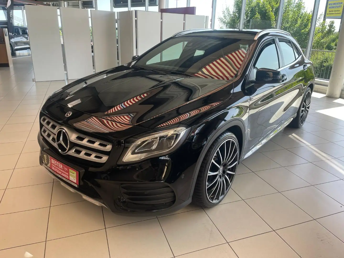 Mercedes-Benz GLA 250 AMG Line 4Matic+Navi+AHK+Klima+LED+Alu++ Schwarz - 1