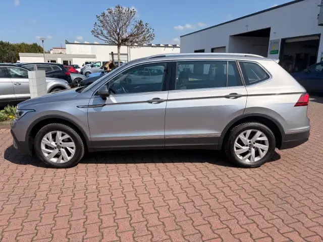 Volkswagen Tiguan Allspace view 6
