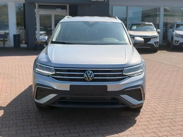 Volkswagen Tiguan Allspace view 2