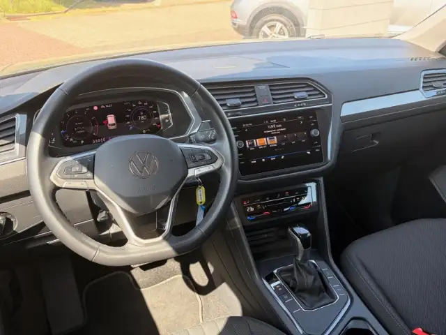Volkswagen Tiguan Allspace view 8