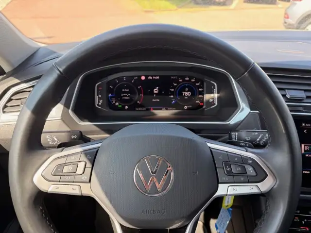 Volkswagen Tiguan Allspace view 9
