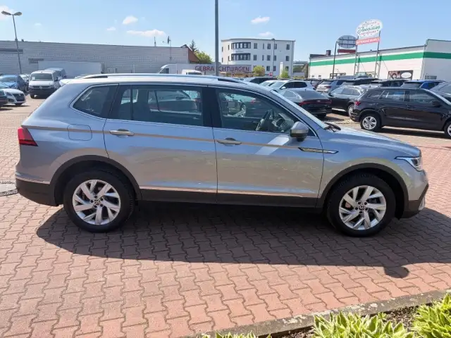 Volkswagen Tiguan Allspace view 3
