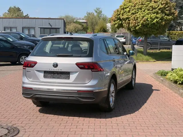 Volkswagen Tiguan Allspace view 4