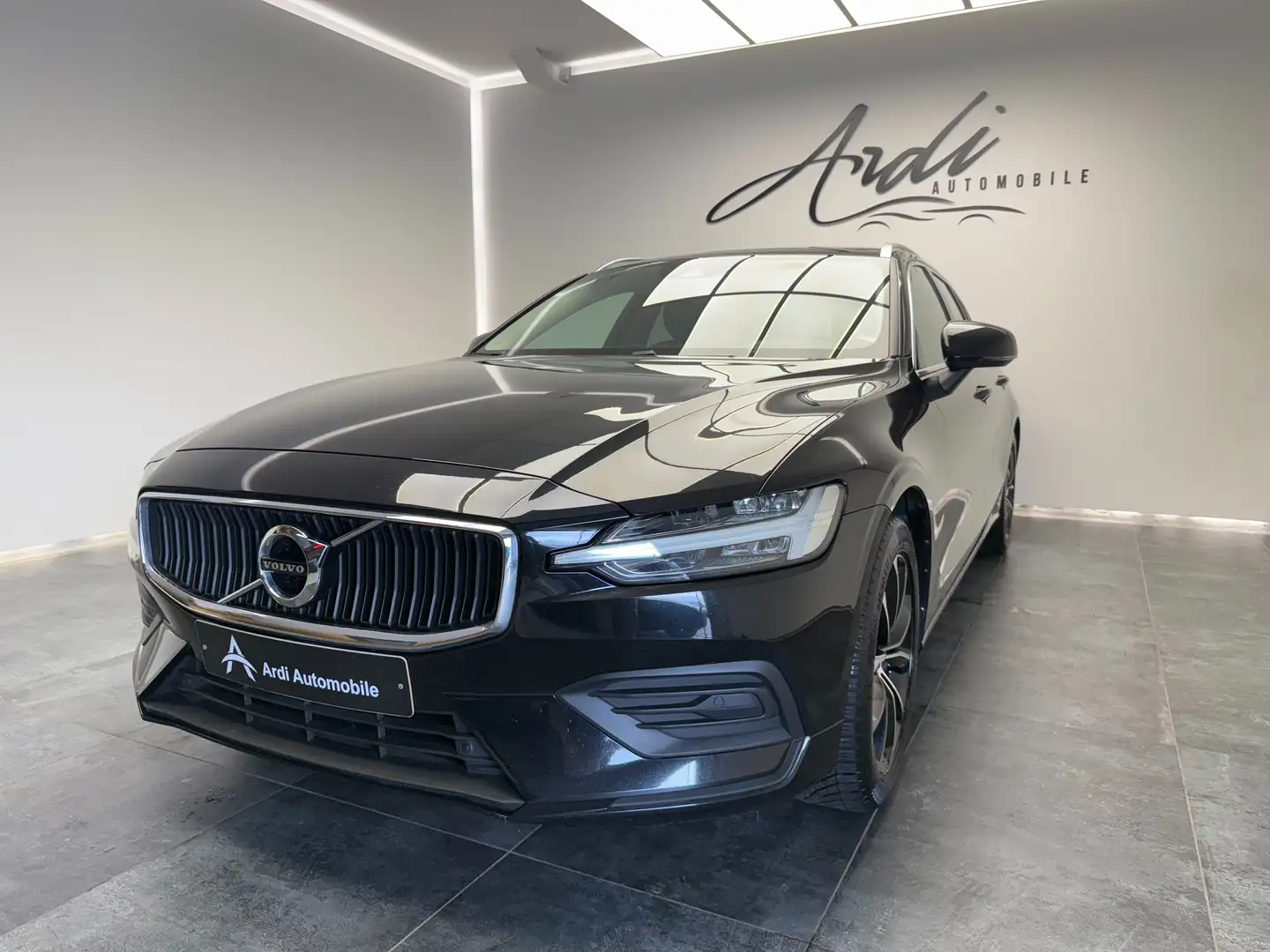 Volvo V60 2.0 D3 Geartronic*CARPLAY*GPS*GARANTIE 12 MOIS* Zwart - 1