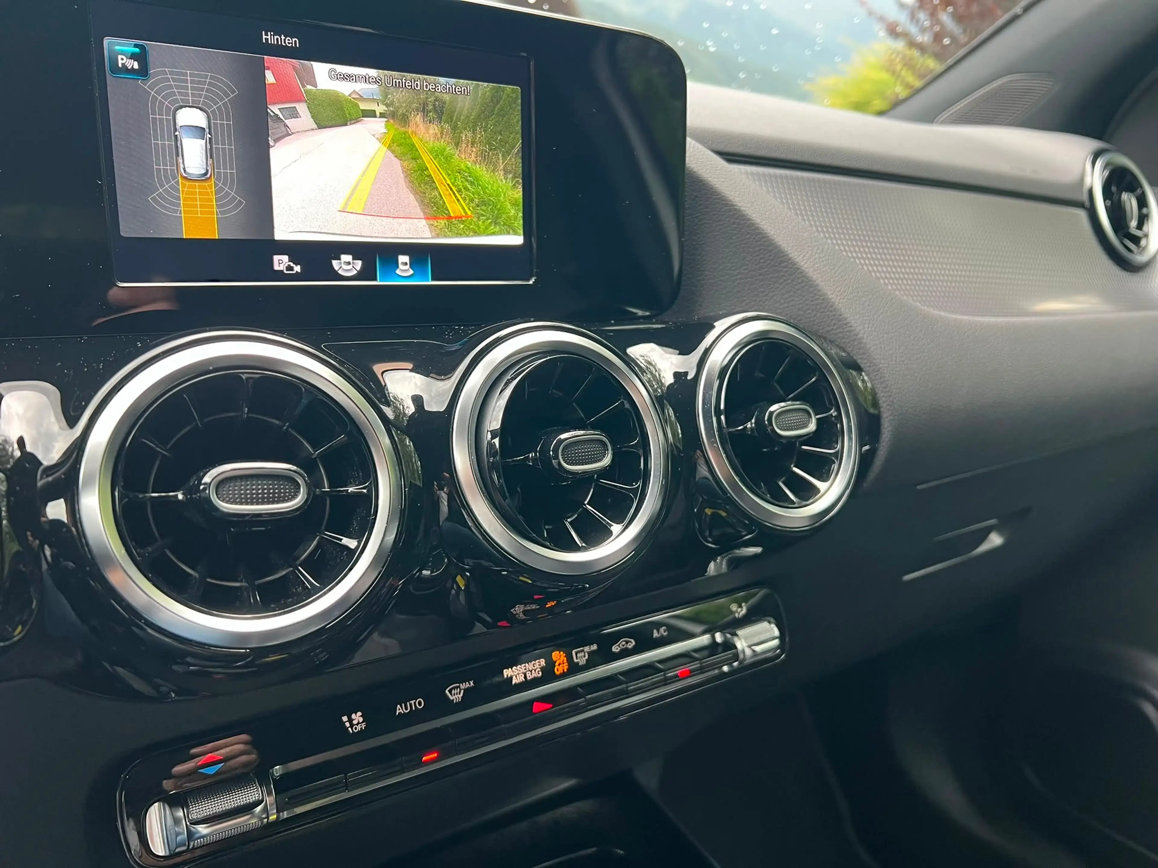 Mercedes-Benz GLA 180 GLA 180 Progessive SHZ NAVI Night Paket Kamera — photo 8