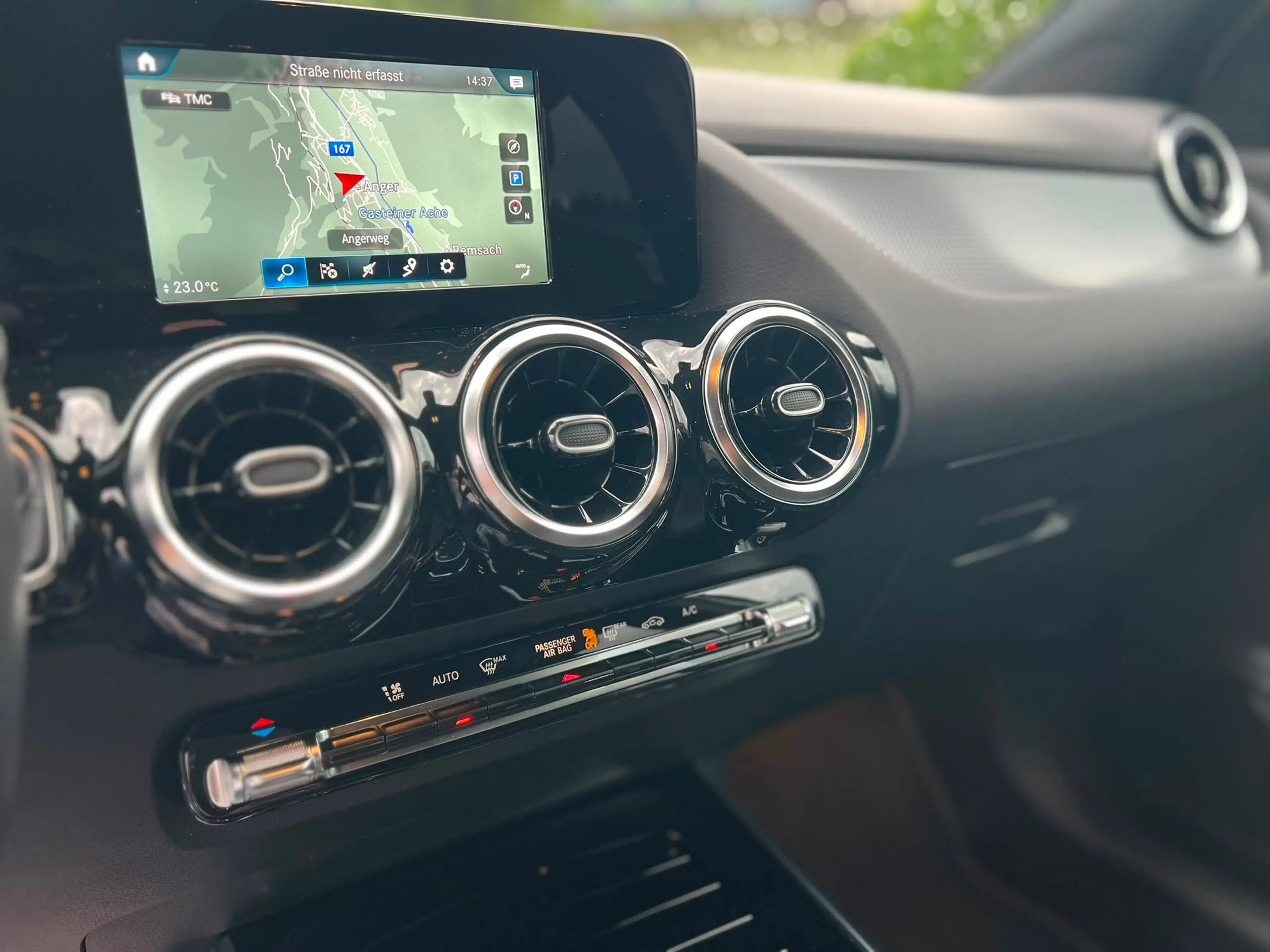 Mercedes-Benz GLA 180 GLA 180 Progessive SHZ NAVI Night Paket Kamera — photo 4