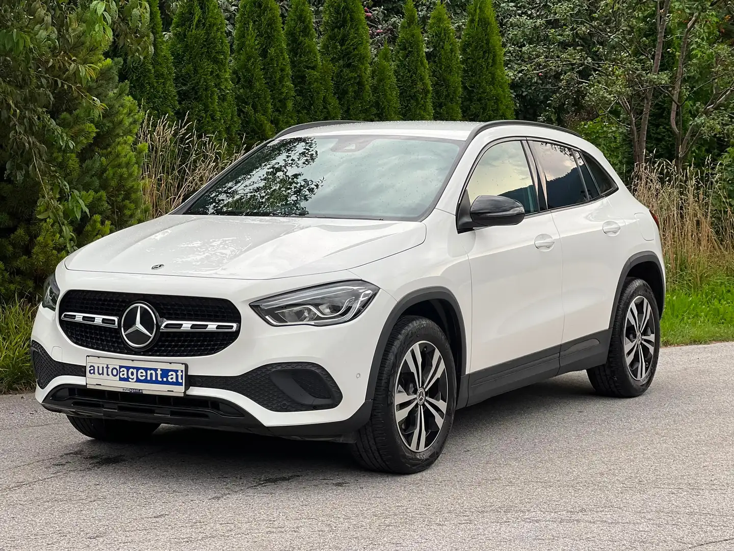 Mercedes-Benz GLA 180 GLA 180 Progessive SHZ NAVI Night Paket Kamera Weiß - 1