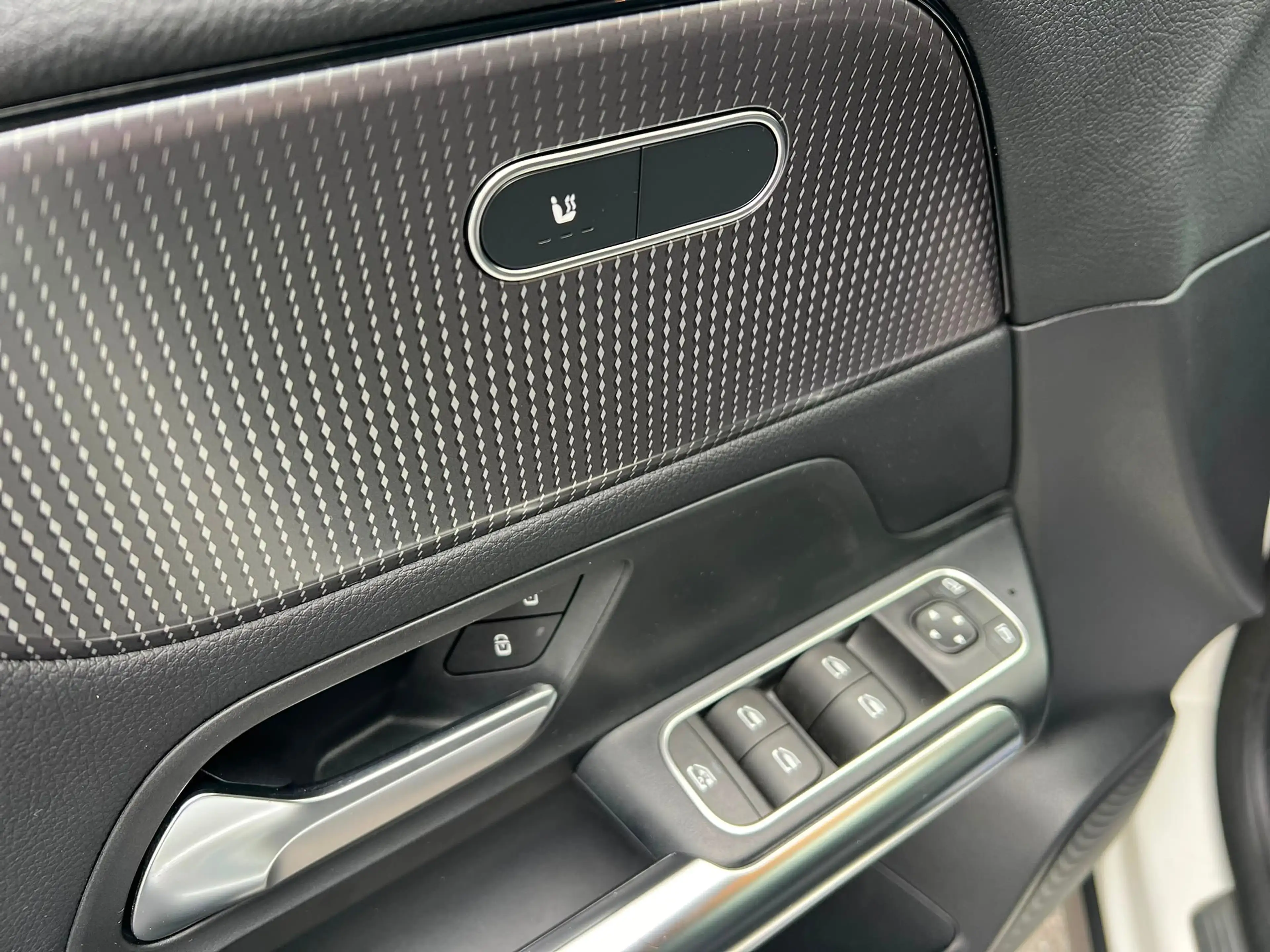 Mercedes-Benz GLA 180 GLA 180 Progessive SHZ NAVI Night Paket Kamera — photo 5