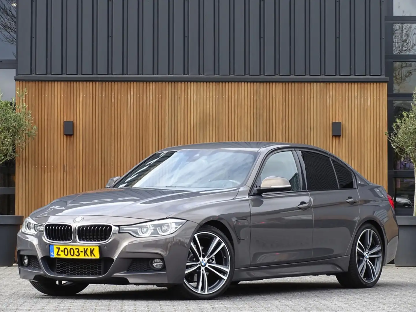 BMW 330 3-serie 330e 293PK M Sport / M Individual / LED Bruin - 1