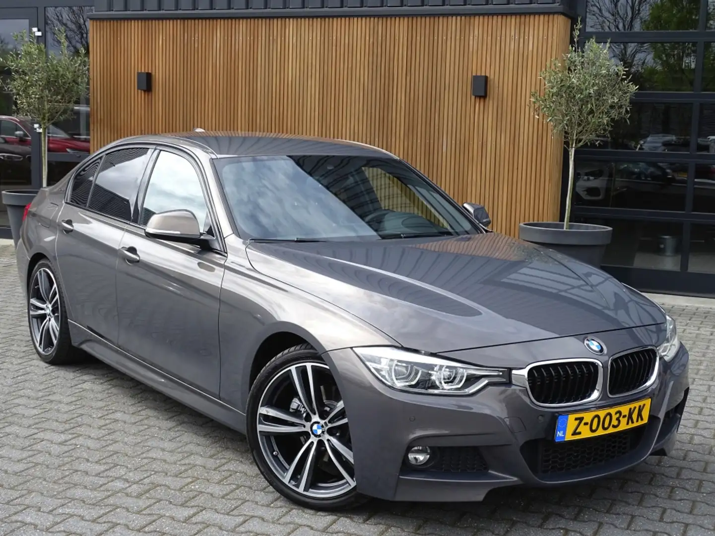 BMW 330 3-serie 330e 293PK M Sport / M Individual / LED Bruin - 2