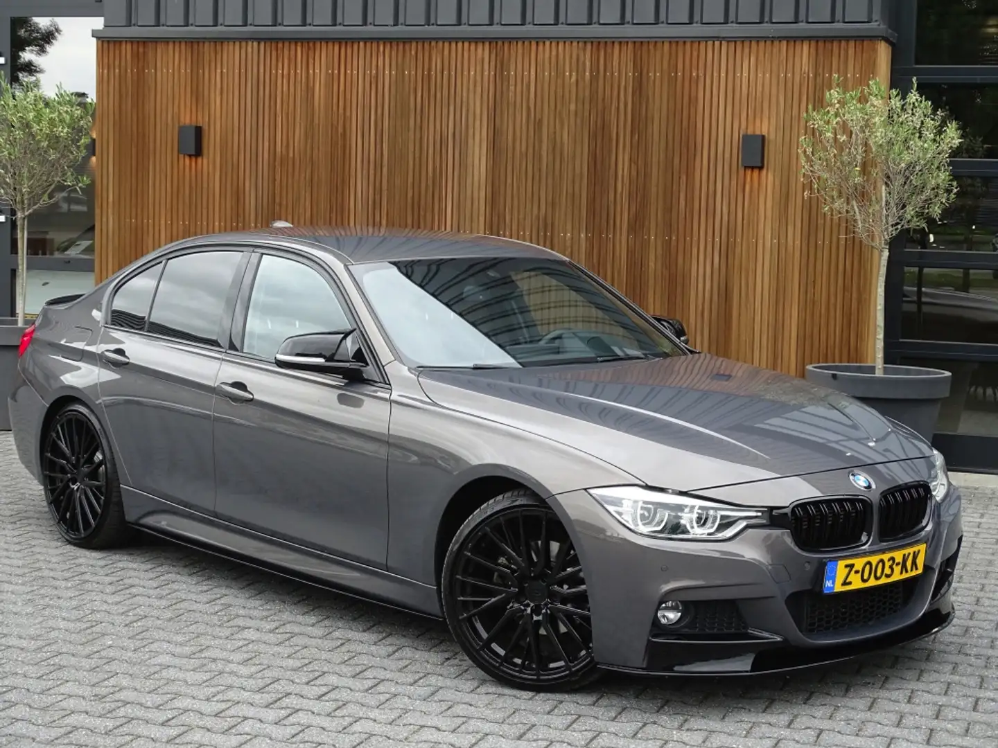 BMW 330 3-serie 330e 293PK M Sport / M Individual / LED Brun - 2