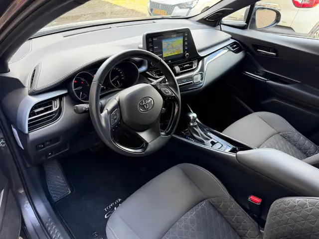 Toyota C-HR view 4