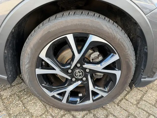 Toyota C-HR view 13