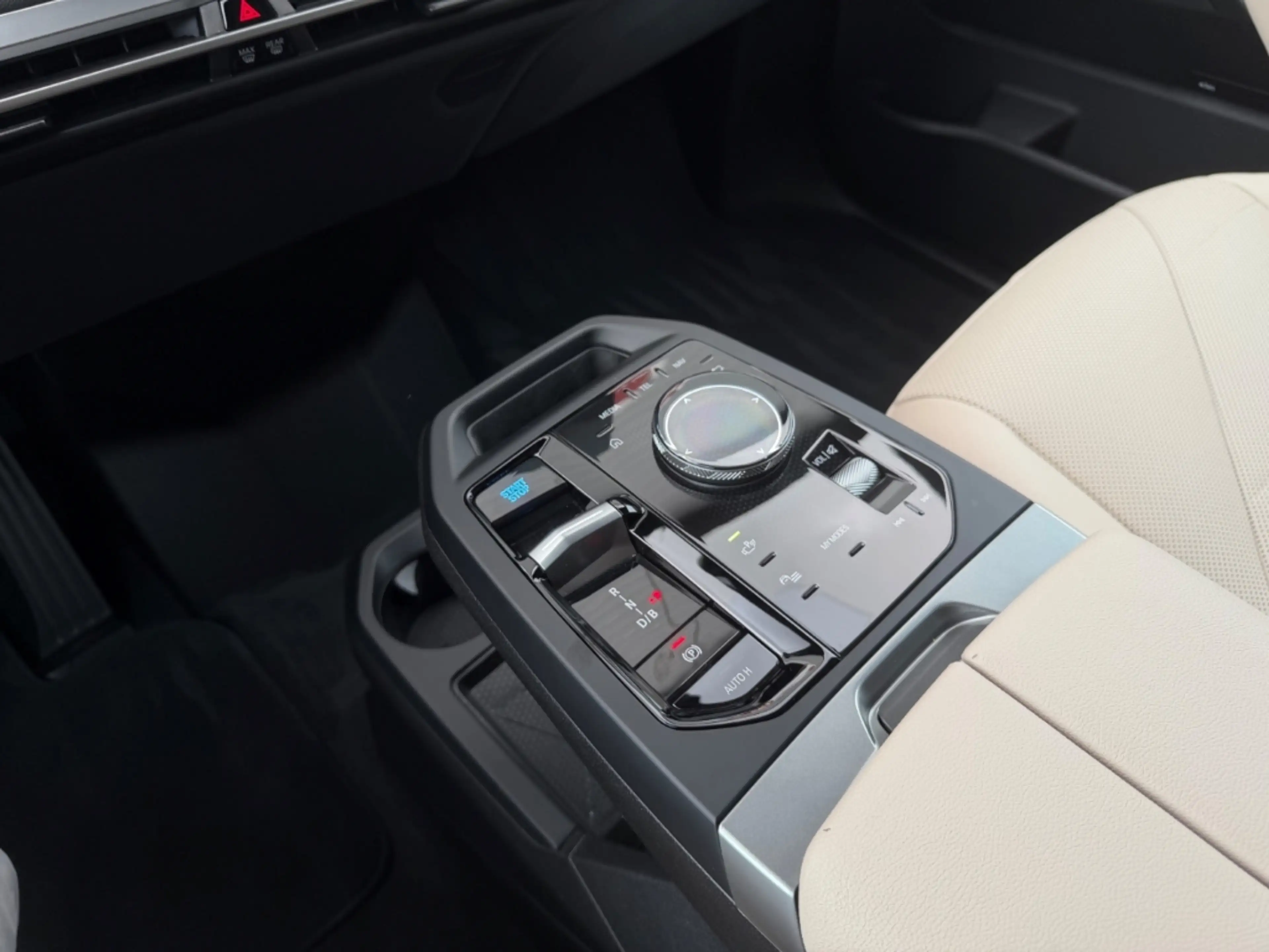 BMW iX xDrive40 SPORTPAKET PANOSKY KLIMASITZ H/K HUD — photo 14