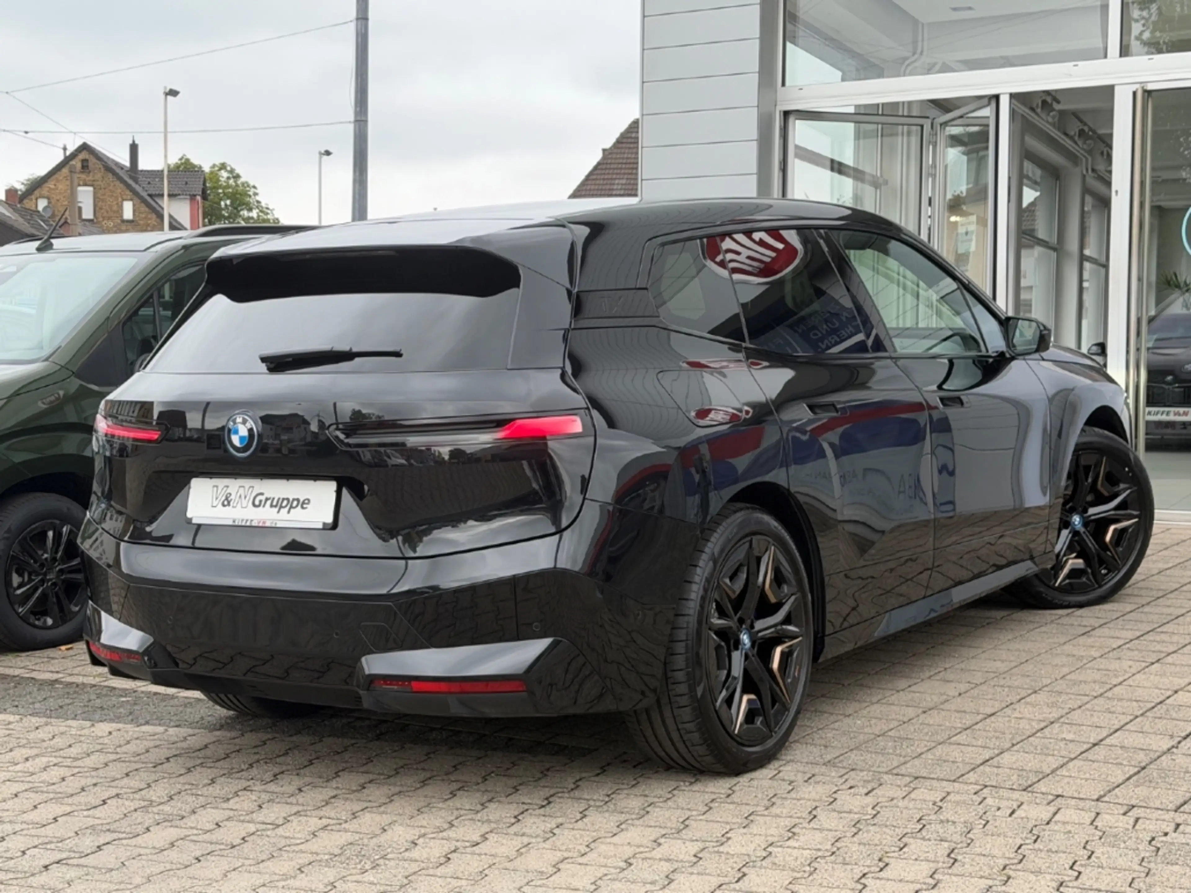 BMW iX xDrive40 SPORTPAKET PANOSKY KLIMASITZ H/K HUD — photo 4