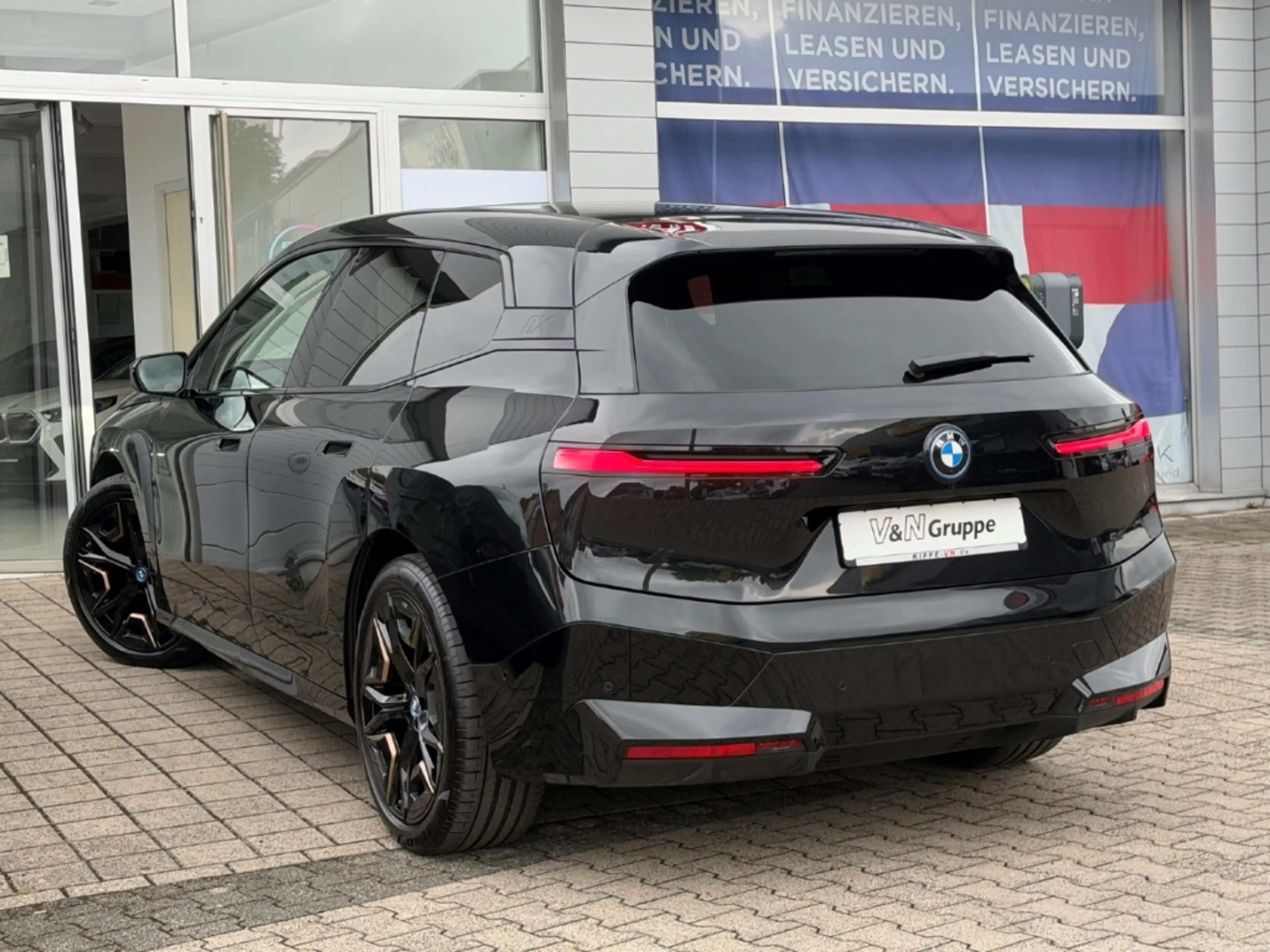 BMW iX xDrive40 SPORTPAKET PANOSKY KLIMASITZ H/K HUD — photo 2