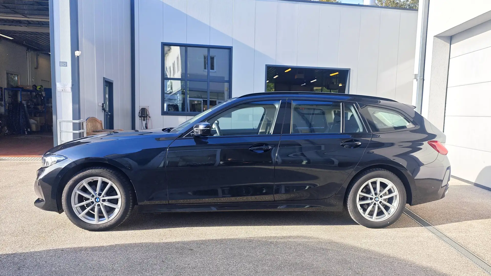 BMW 320 d xDrive Touring Automatik, Erstbesitz, Facelift, WENIG KM NP € 61.497,- Schwarz - 2