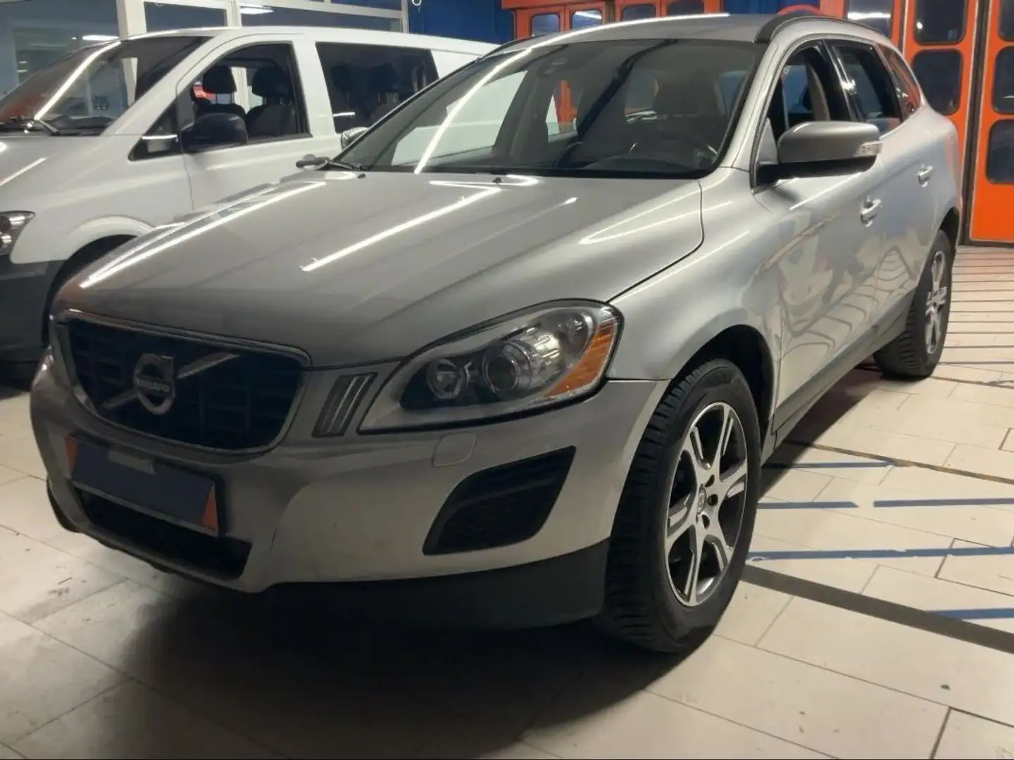 Volvo XC60 XC60 Momentum 2WD 1.Hand/Bi-Xenon/AHK Silber - 1