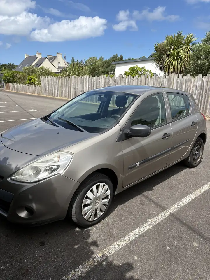 Renault Clio III 1.2 16V 75