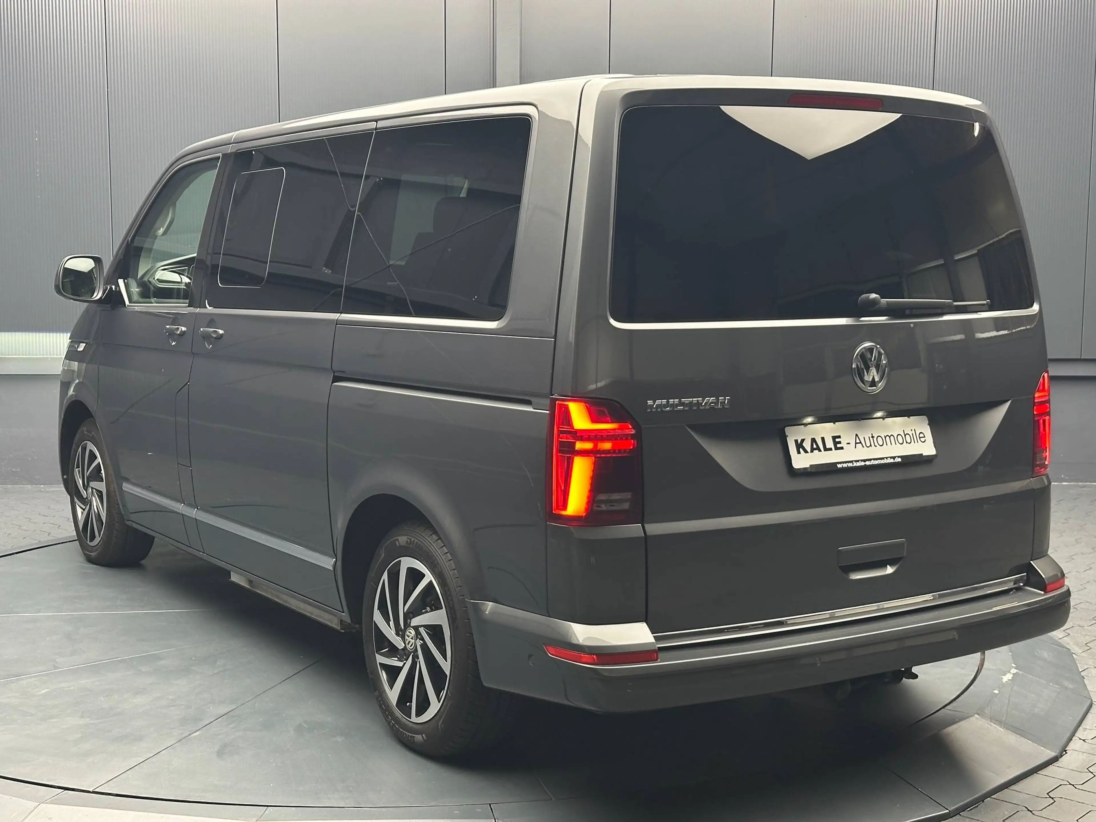 Volkswagen T6.1 Multivan Highline *ROLLSTUHLRAMPE*el.TÜRE*1.HAND*LEDER* — photo 4