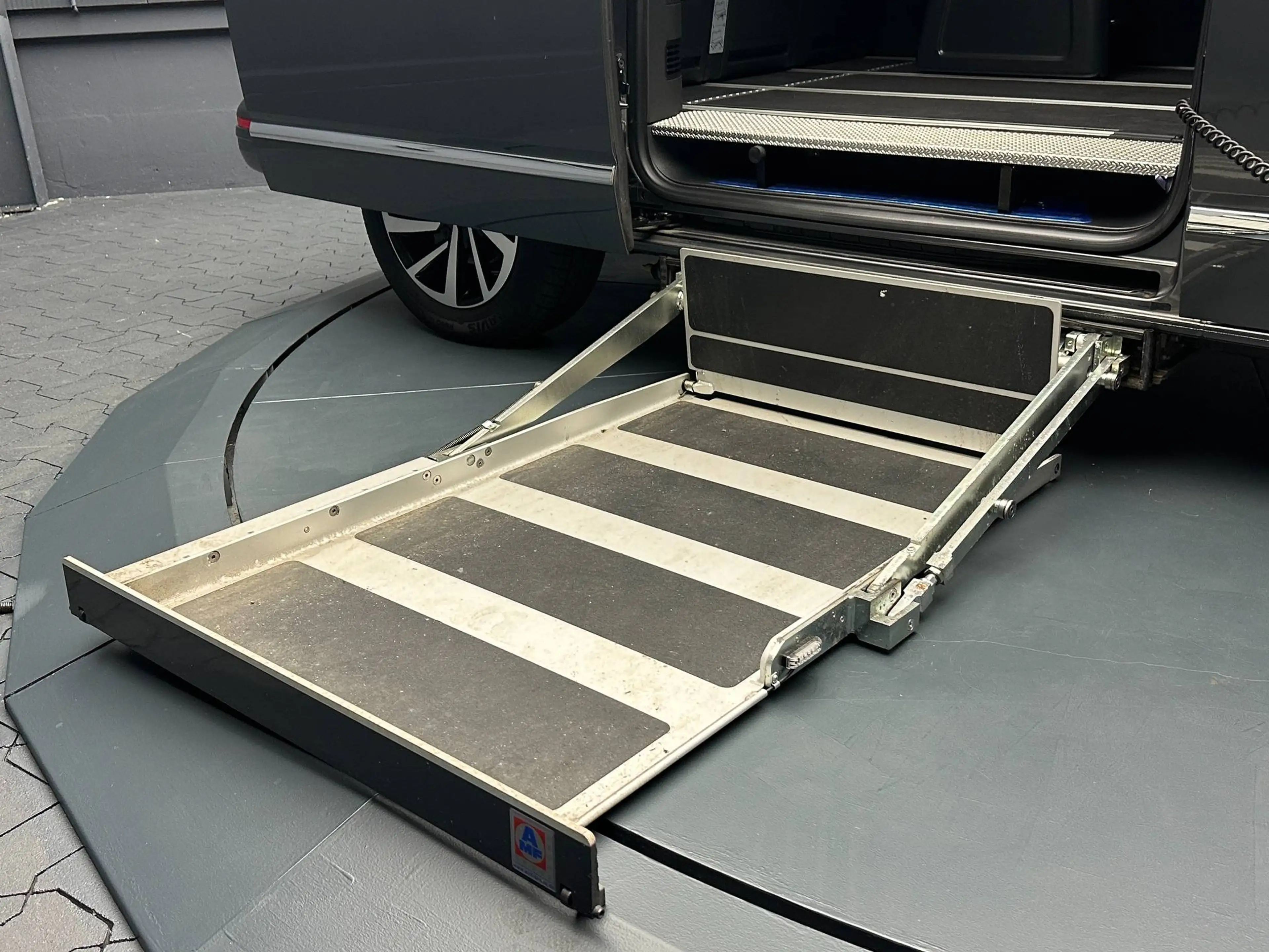 Volkswagen T6.1 Multivan Highline *ROLLSTUHLRAMPE*el.TÜRE*1.HAND*LEDER* — photo 11