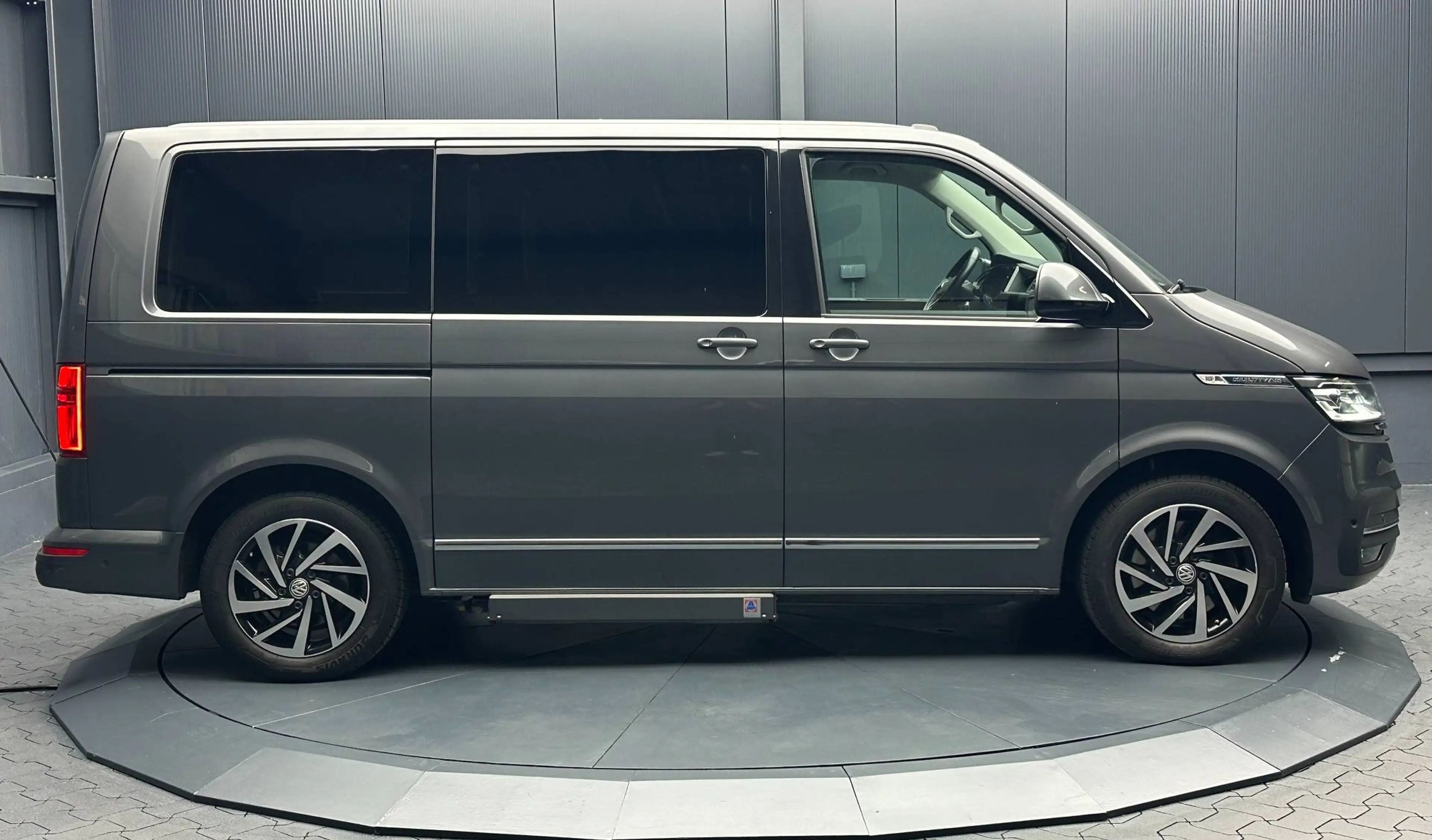 Volkswagen T6.1 Multivan Highline *ROLLSTUHLRAMPE*el.TÜRE*1.HAND*LEDER* — photo 7