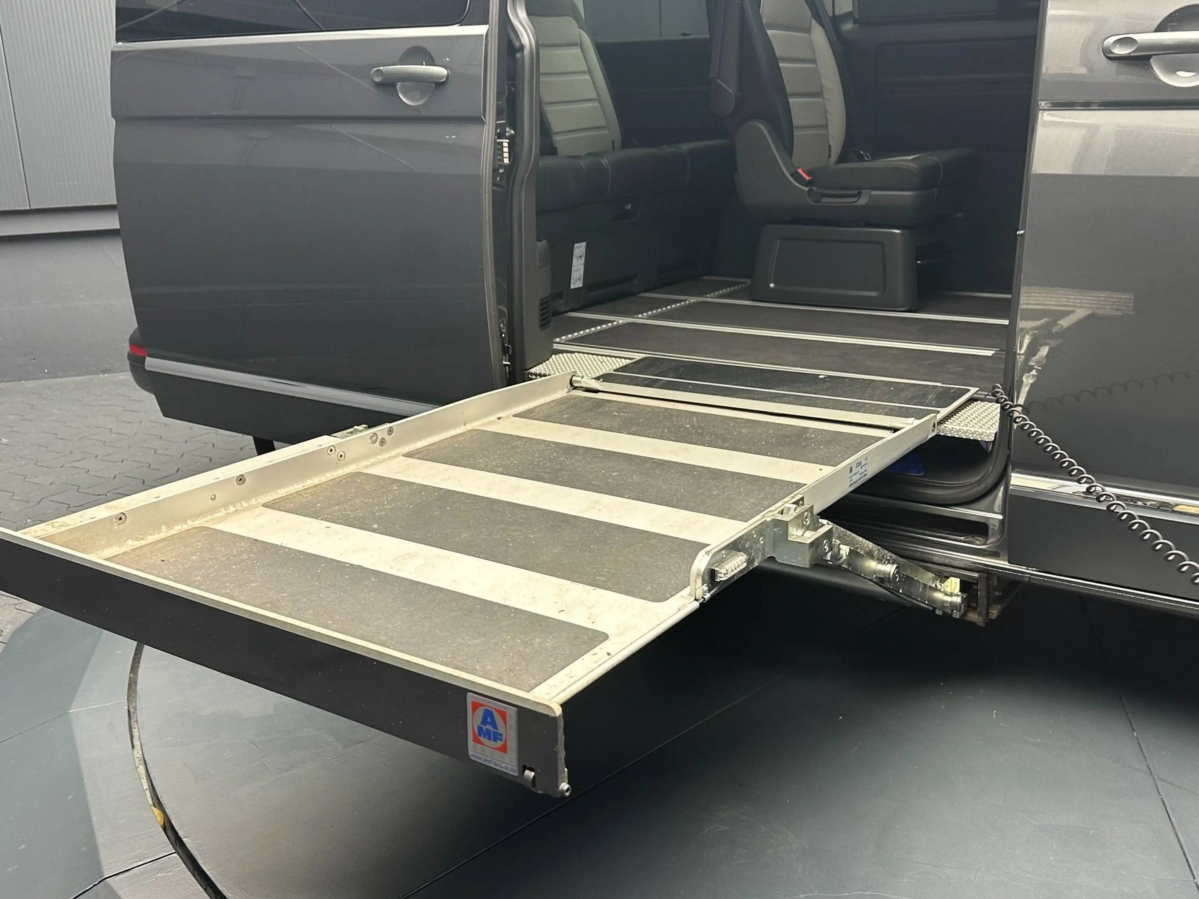 Volkswagen T6.1 Multivan Highline *ROLLSTUHLRAMPE*el.TÜRE*1.HAND*LEDER* — photo 12