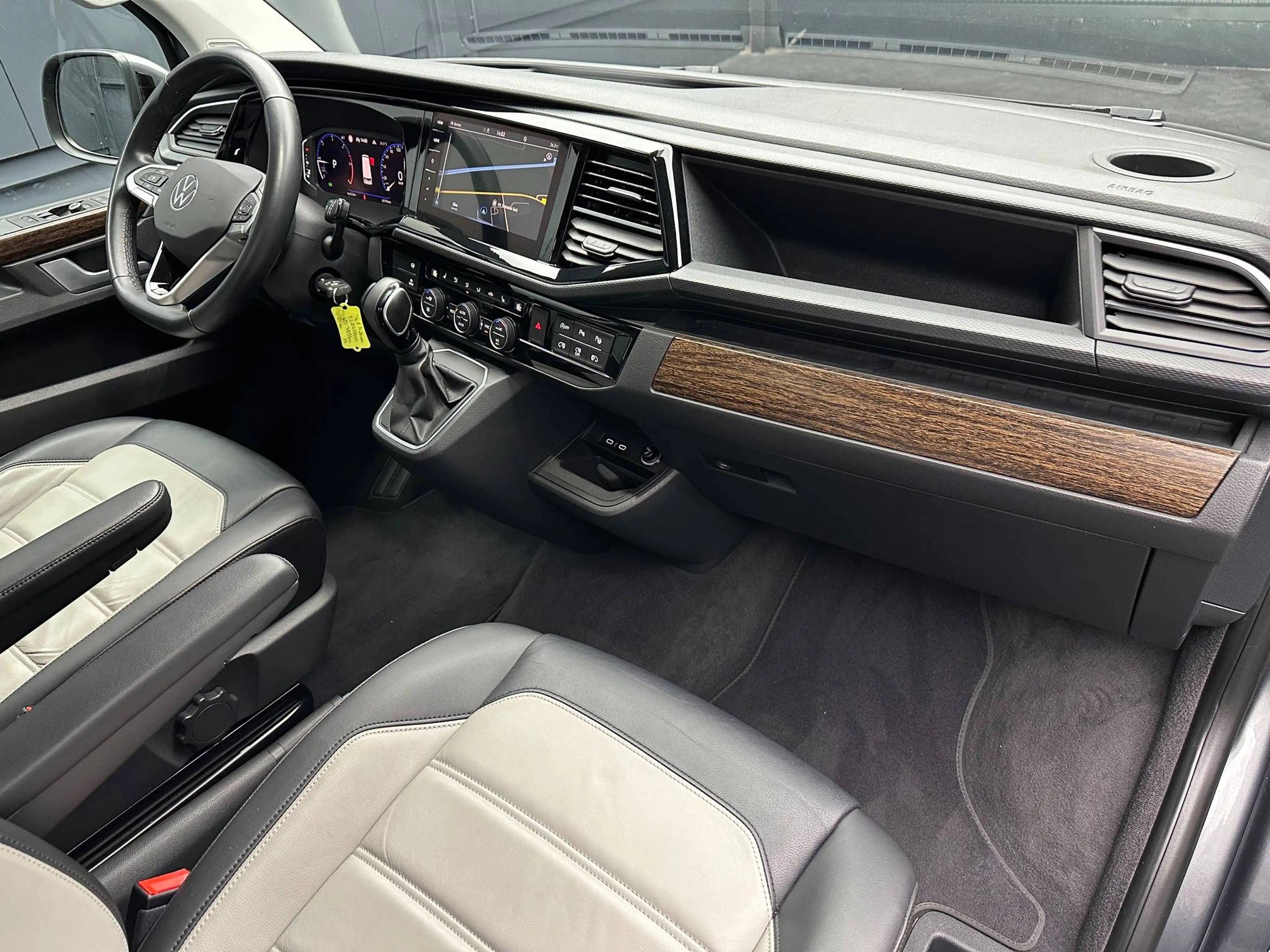 Volkswagen T6.1 Multivan Highline *ROLLSTUHLRAMPE*el.TÜRE*1.HAND*LEDER* — photo 14