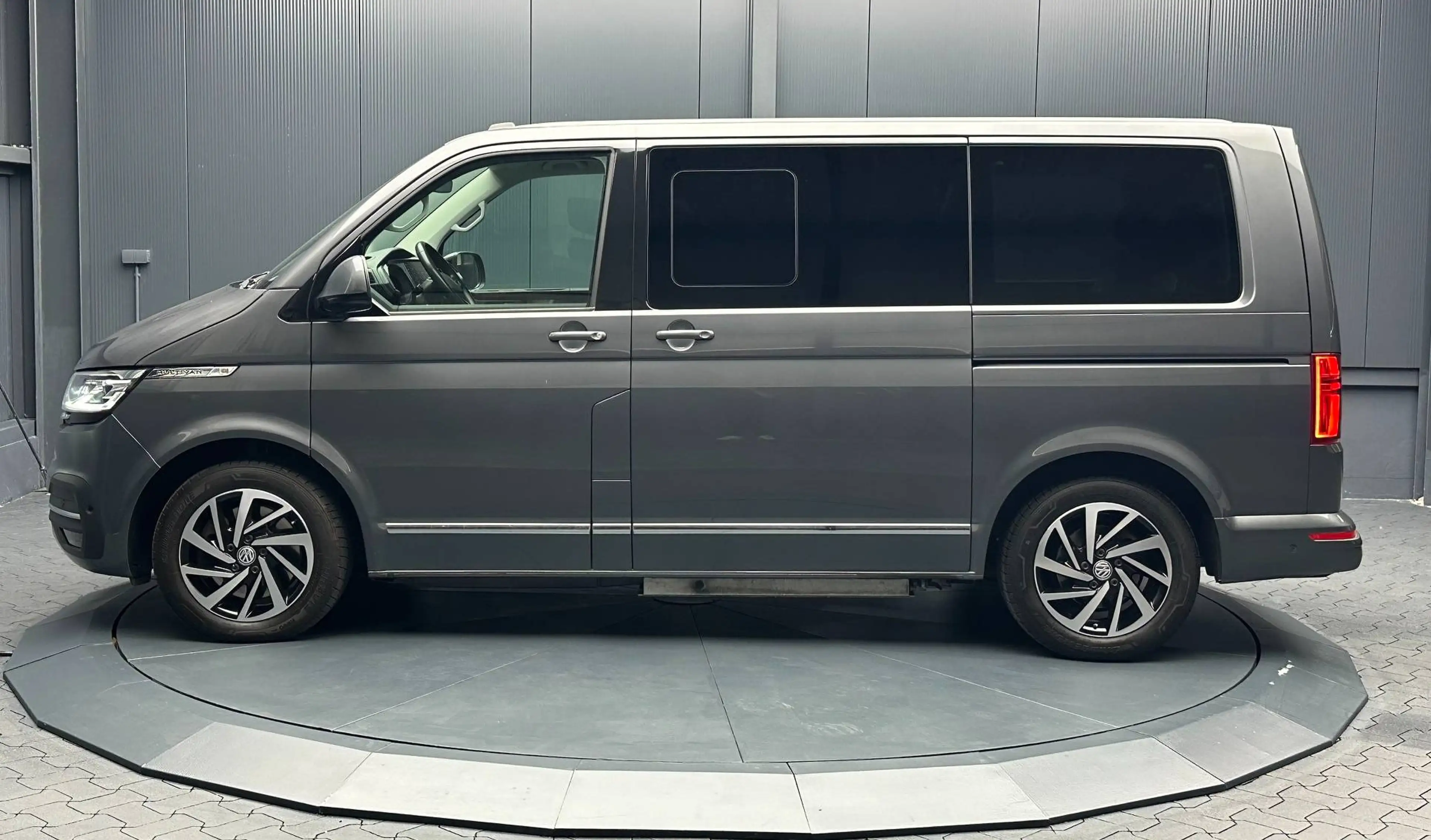 Volkswagen T6.1 Multivan Highline *ROLLSTUHLRAMPE*el.TÜRE*1.HAND*LEDER* — photo 3
