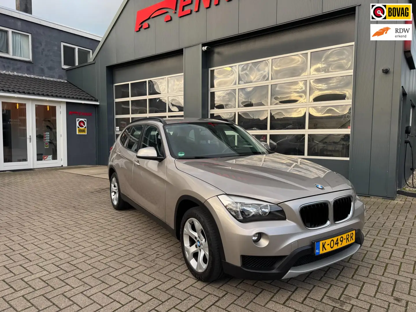 BMW X1 SDrive20i Business+/ Camera / Trekhaak . Gris - 1