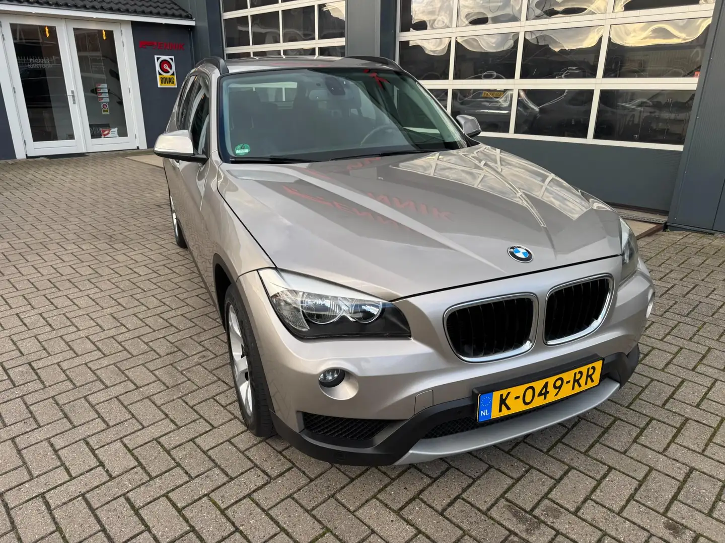 BMW X1 SDrive20i Business+/ Camera / Trekhaak . Gris - 2