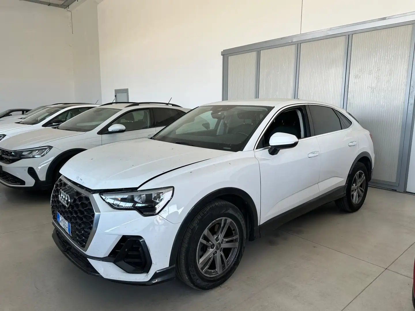 Audi Q3 spb 35 2.0 tdi danni al radiatore e alla traversa White - 1