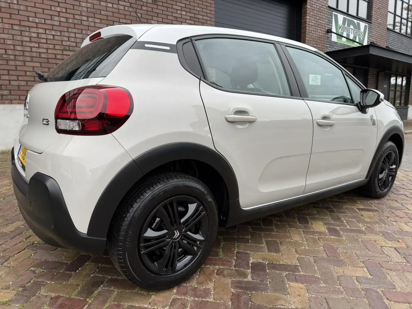 Citroen C3 1.2 PureTech You / Origineel NED-C3 / 1e Eigenaar Grijs - 2