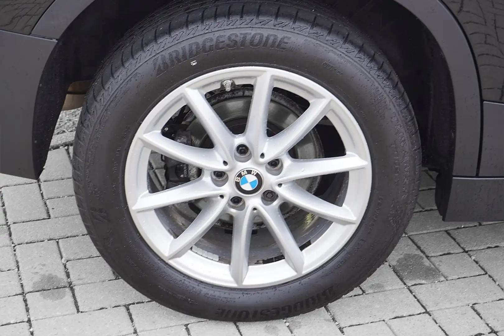 BMW X2 sDrive18i Automatik Navi AHK Kamera PDC Sitzheizun Schwarz - 2