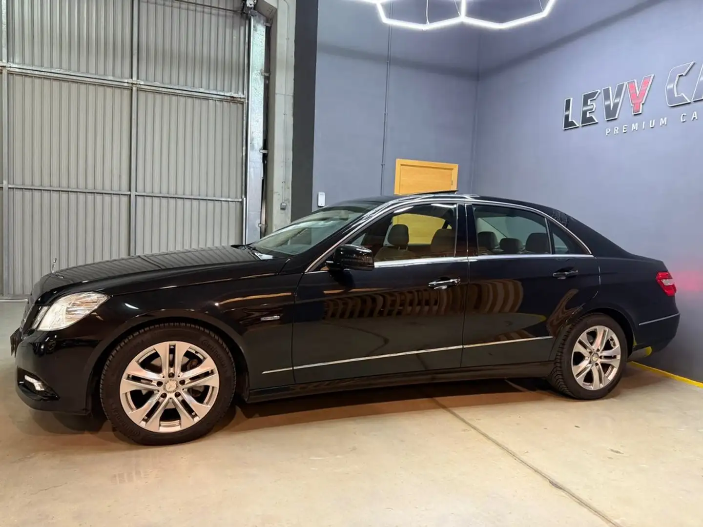 Mercedes-Benz E 220 Estate 220CDI Avantgarde Aut. Schwarz - 2