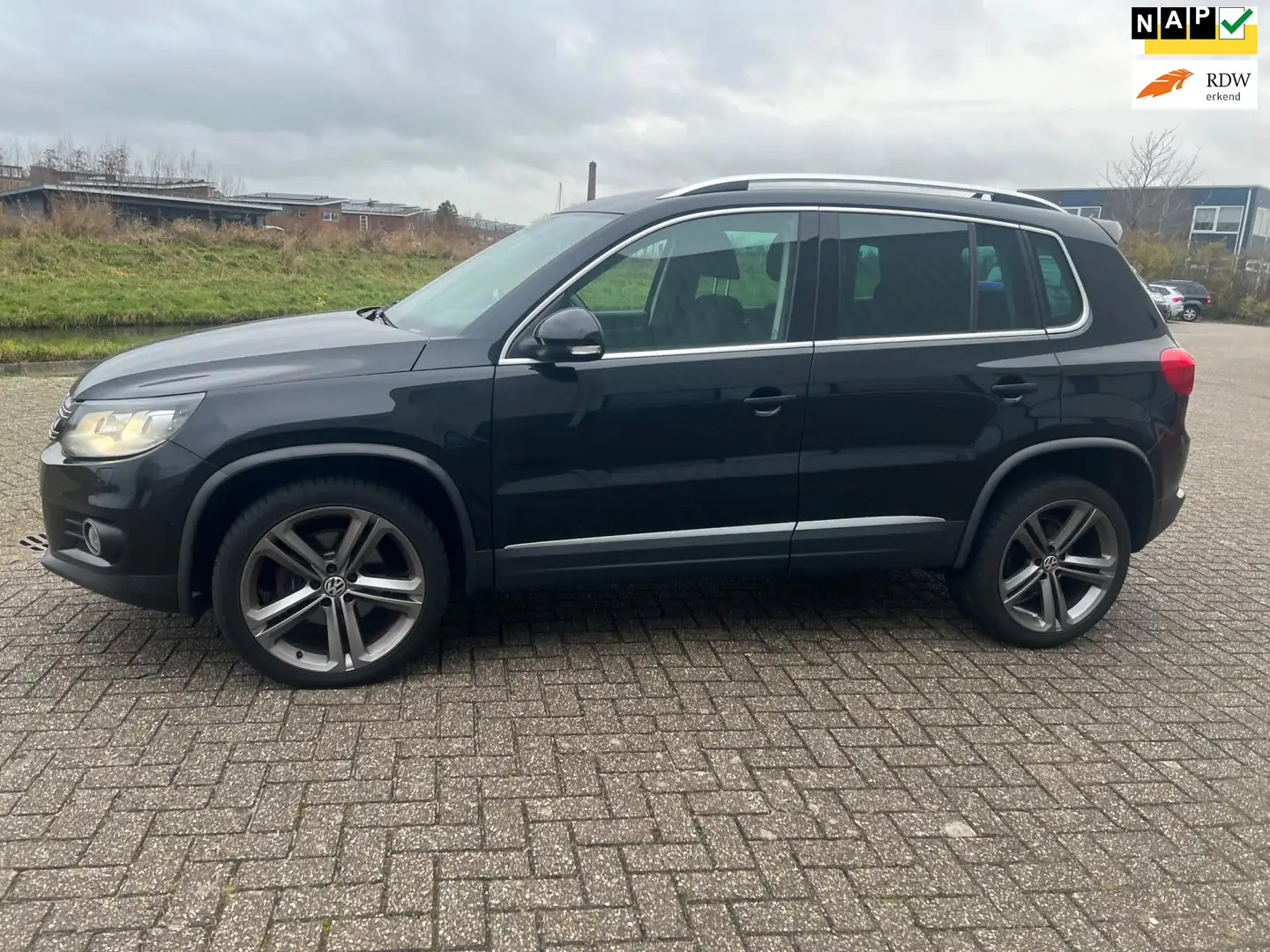 Volkswagen Tiguan 2.0 TSI Sport&Style 4motion R-line ((( AUTOMAAT )) Zwart - 1