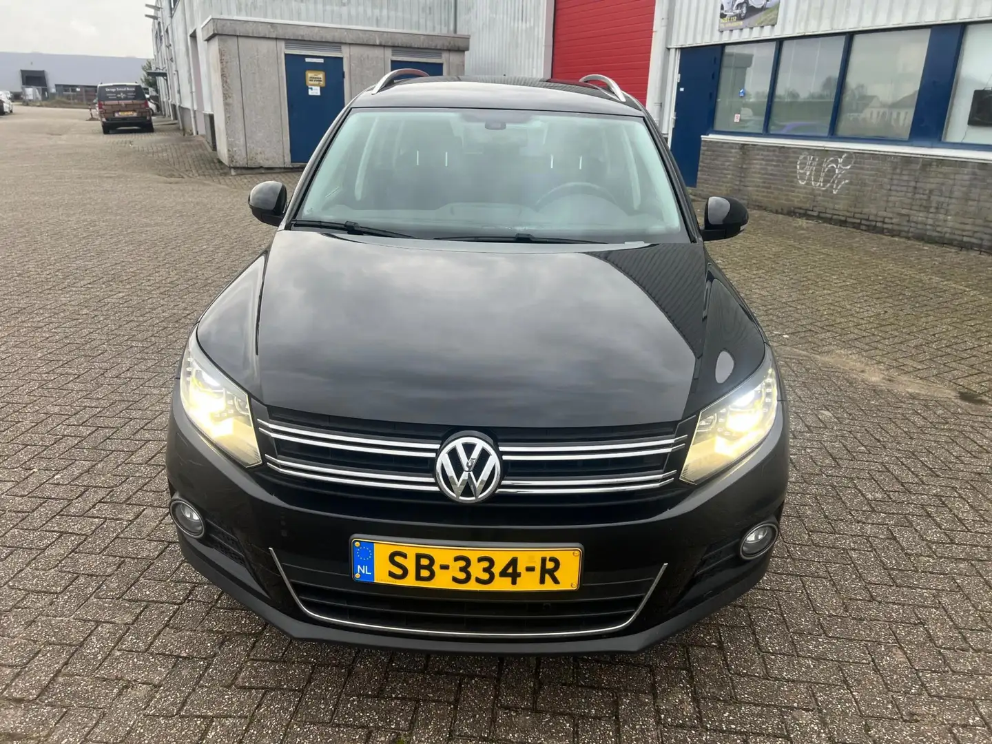Volkswagen Tiguan 2.0 TSI Sport&Style 4motion R-line ((( AUTOMAAT )) Zwart - 2