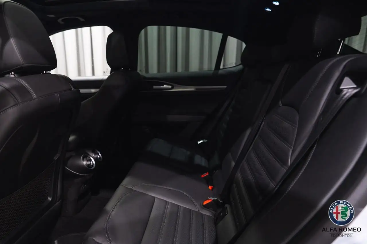 Alfa Romeo Stelvio снимка Alfa Romeo Stelvio