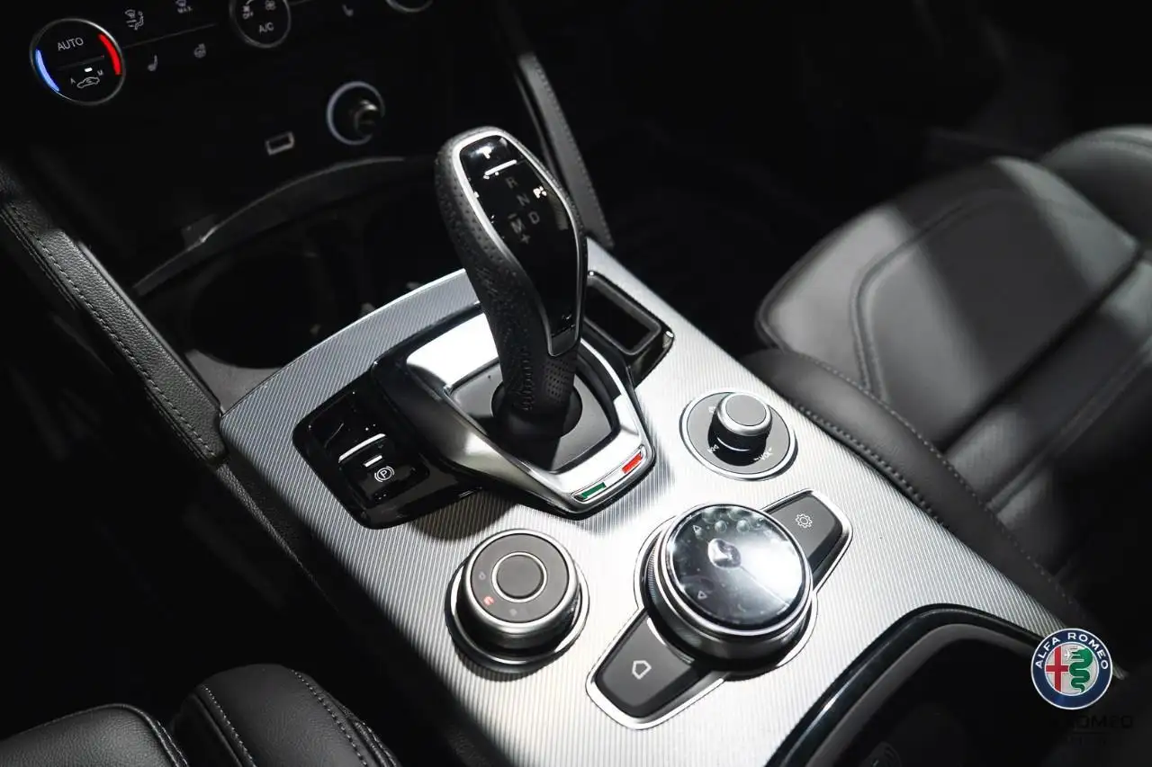 Alfa Romeo Stelvio снимка Alfa Romeo Stelvio